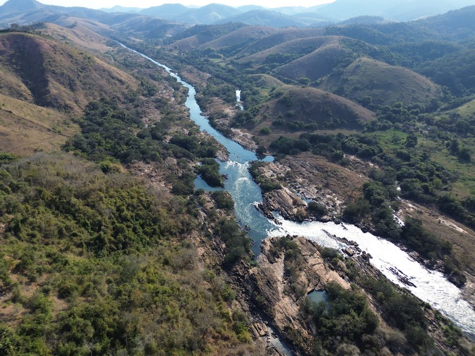 Corredeiras de águas brancas em trecho rochoso do Rio Paraíba do Sul, entre morros