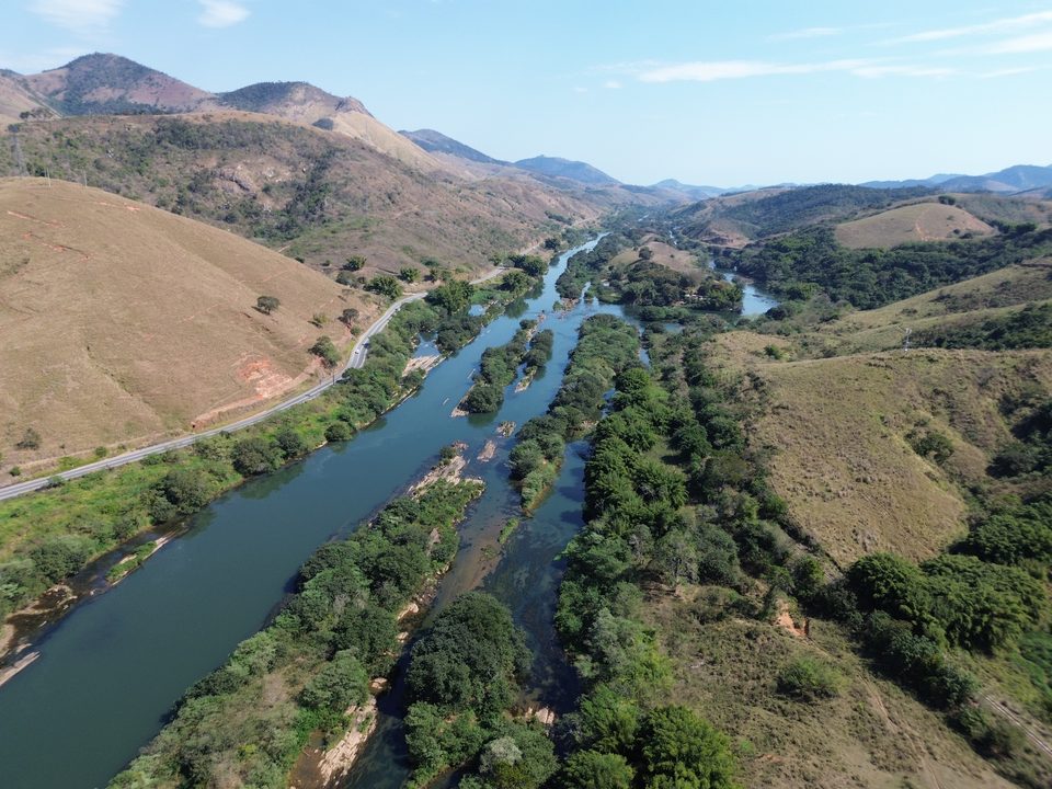 Ilhas de vegetação e afloramentos rochosos no leito do rio no período seco