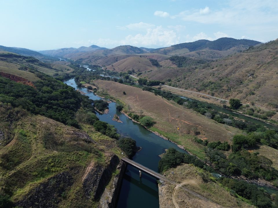 Ponte ferroviária desativada, de treliça metálica, sobre o canal de restituição da UHE Simplício