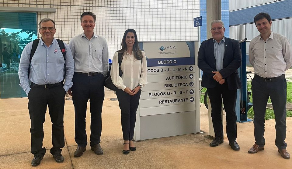 Representantes dos projetos na entrada do prédio da Agência Nacional de Águas e Saneamento Básico