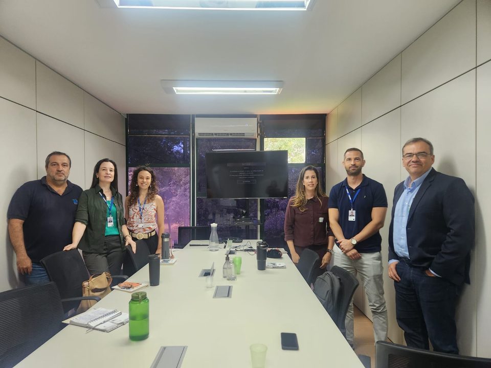 Representantes dos projetos e servidores do Ibama reunidos em sala de reunião