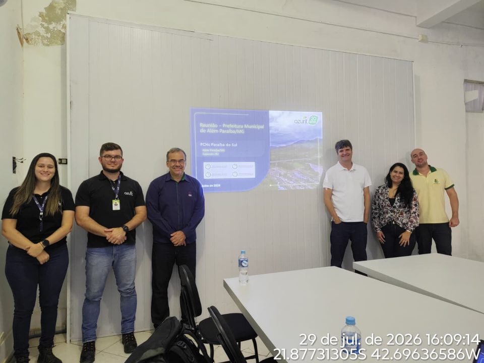 Equipe dos projetos e representantes da Prefeitura de Além Paraíba em sala de reunião