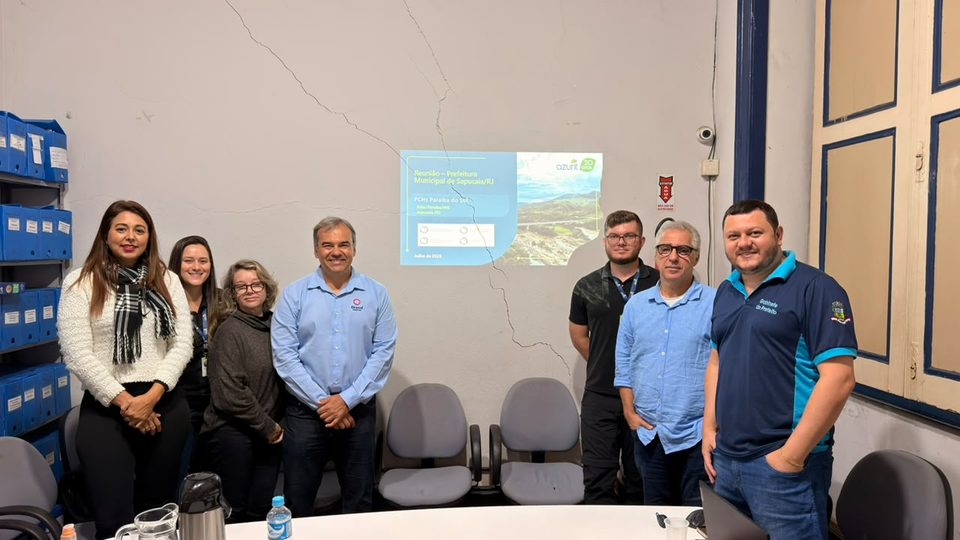 Equipe dos projetos e representantes da Prefeitura de Sapucaia reunidos em sala com apresentação projetada