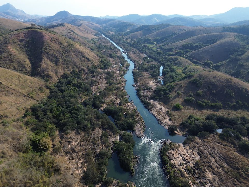 Vista aérea do Rio Paraíba do Sul na área de estudo da PCH Coqueiros