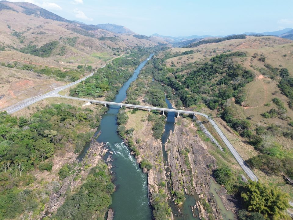 Vista aérea do Rio Paraíba do Sul na área de estudo da PCH Mangueiral